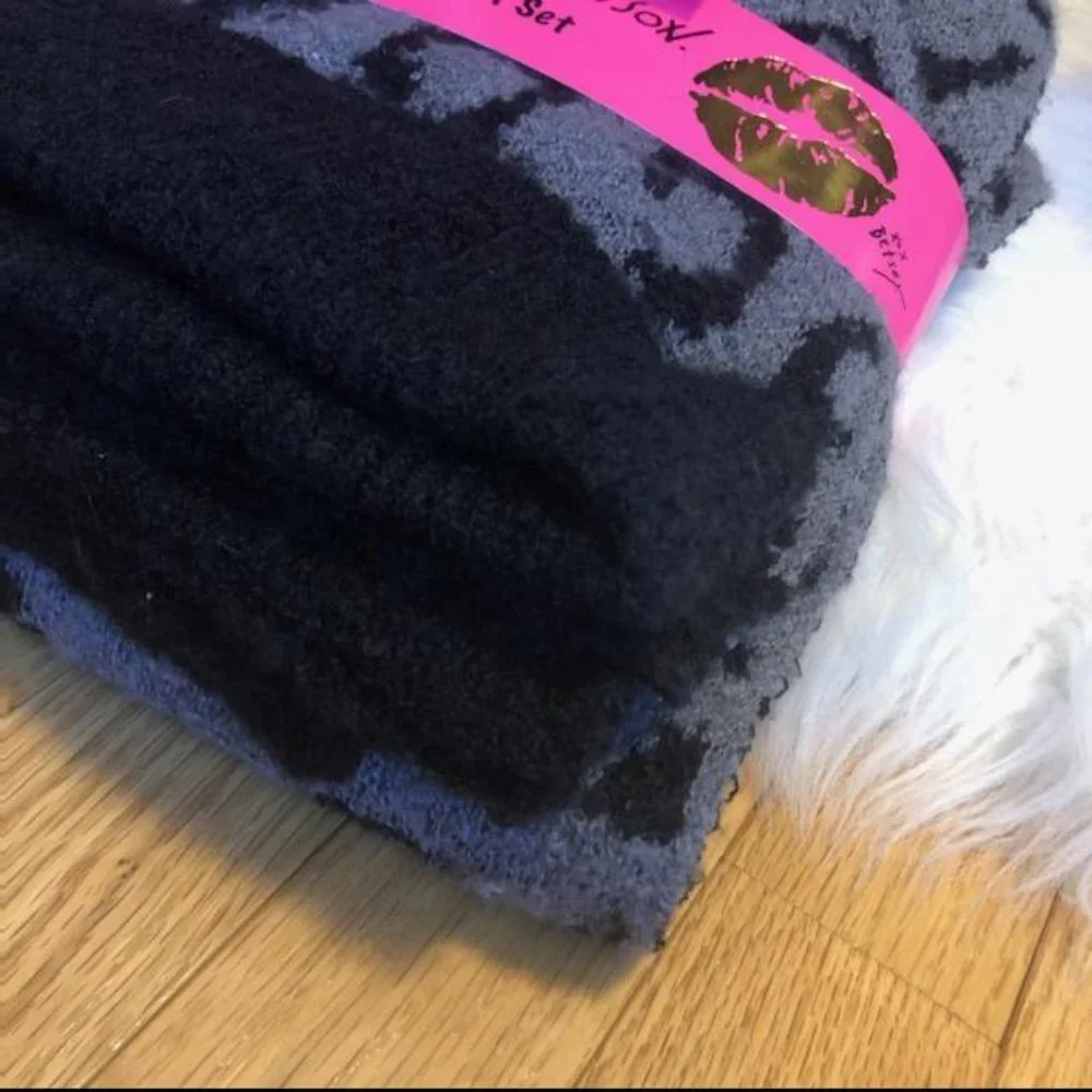 Betsey Johnson Hat & Scarf Holiday Gift Set